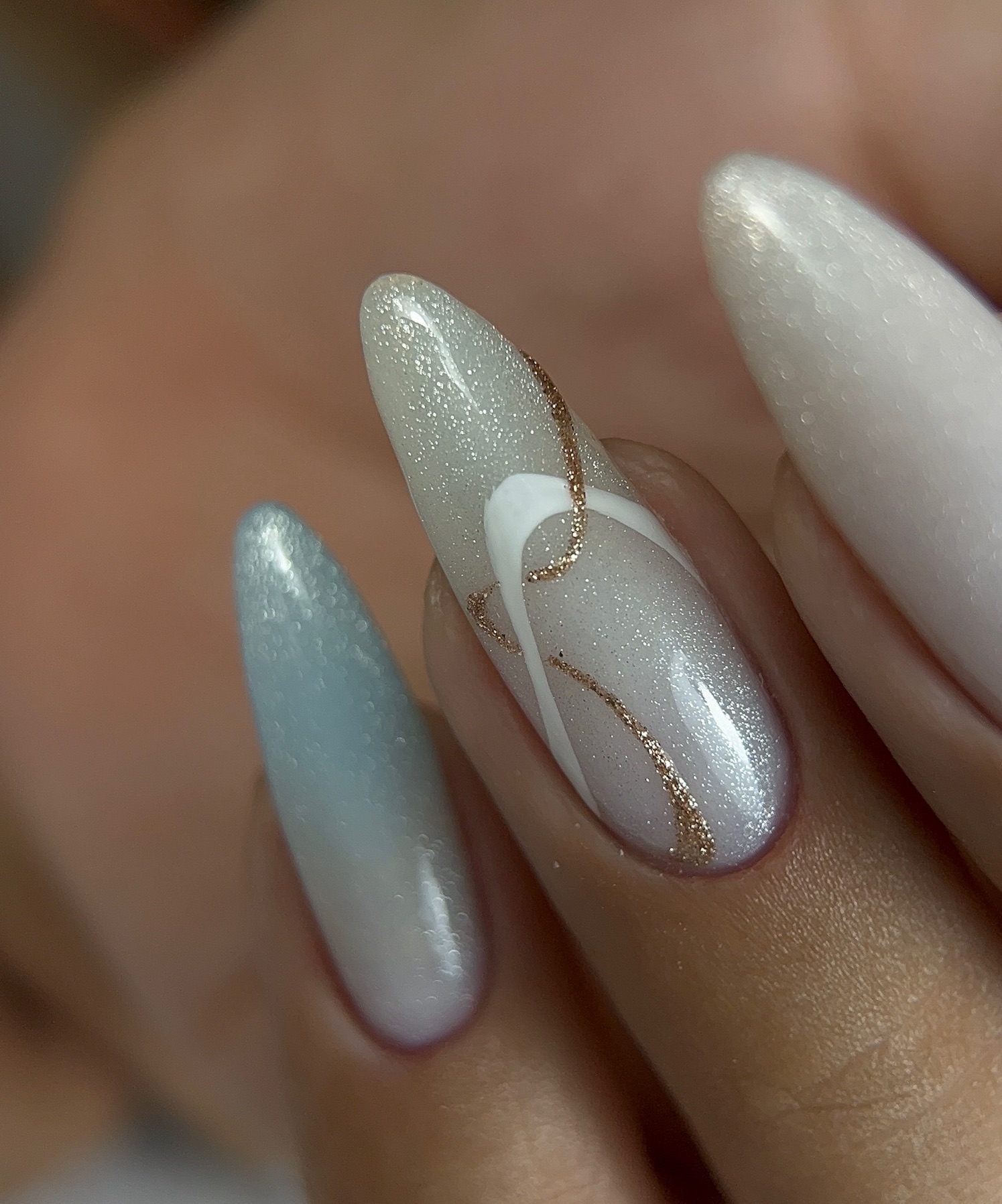 Acabamento em close: cutícula limpa, esmaltação encaixada e brilho espelhado