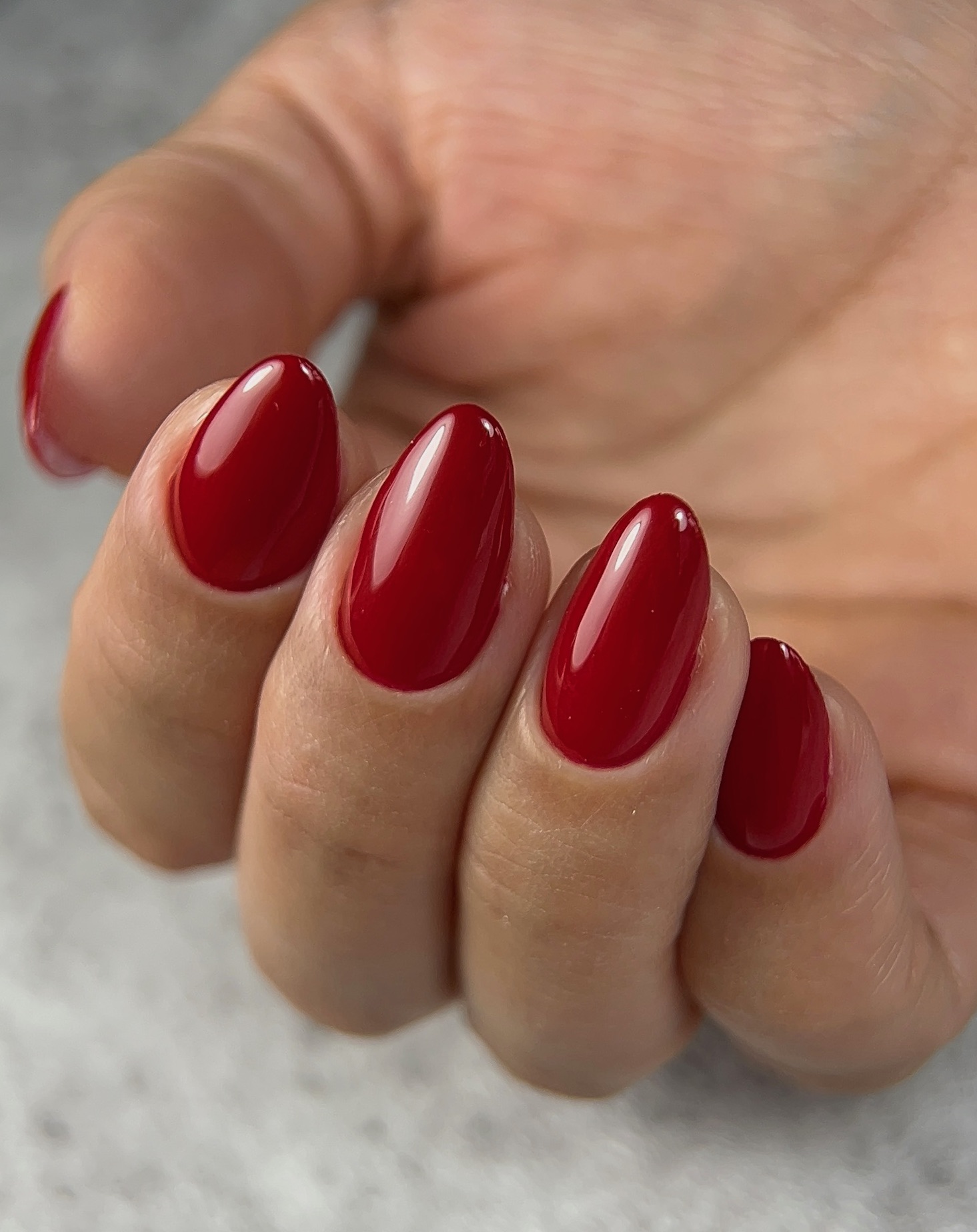 Unhas com acabamento profissional impecável em esmalte vermelho